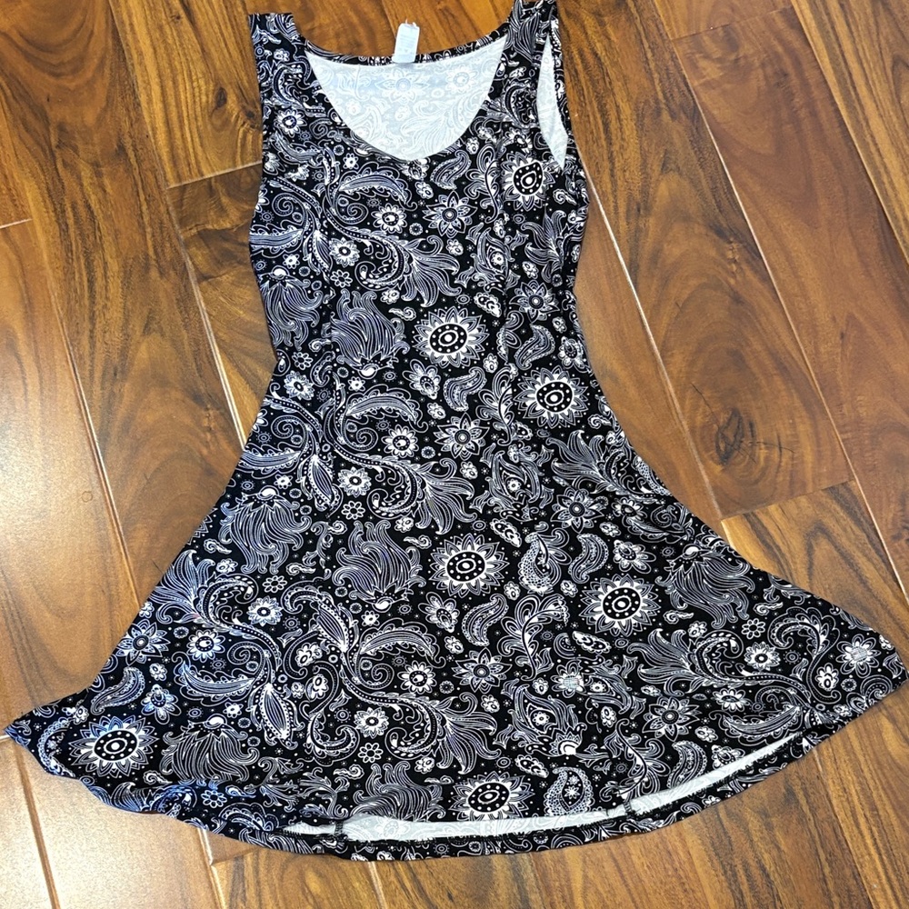 Black & White Paisley Sleeveless Swing Dress